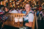 Maßkrüge mit frisch gezapftem Wiesnbier, freundlich serviert © ©Sebastian Lehner